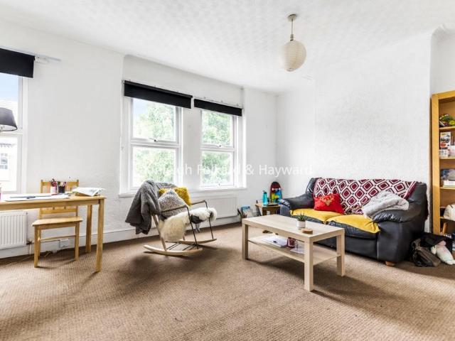 Apartment for rent in Summerstown, Greater London