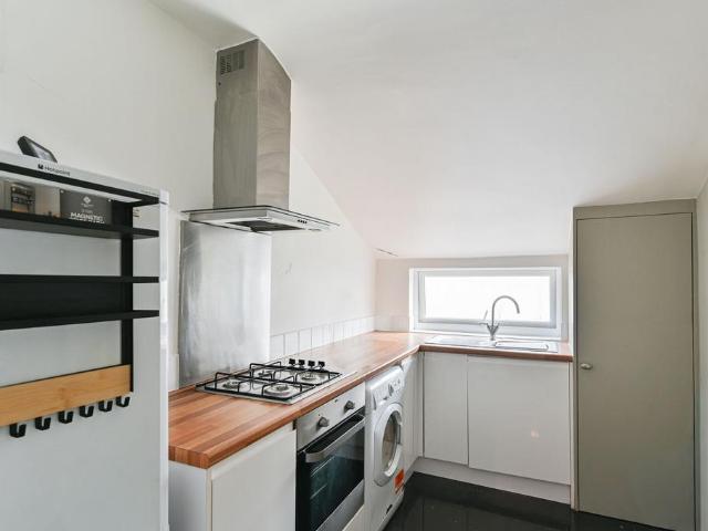 Apartment for rent in Summerstown, Greater London
