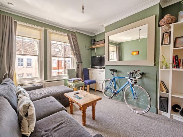 Apartment for rent in Summerstown, Greater London
