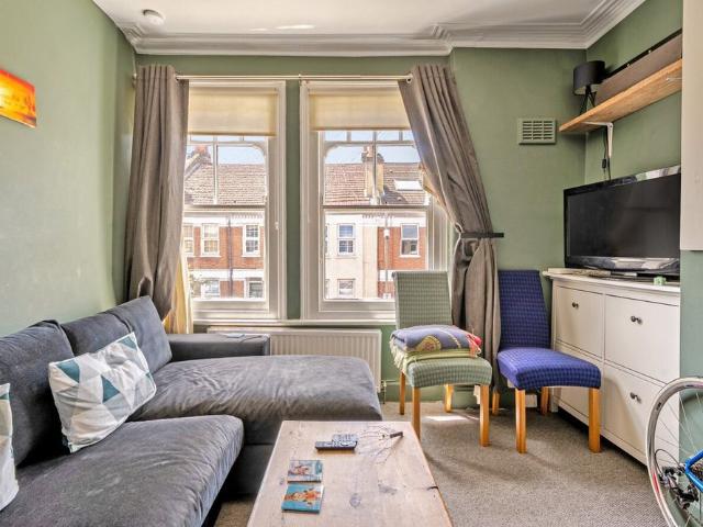 Apartment for rent in Summerstown, Greater London
