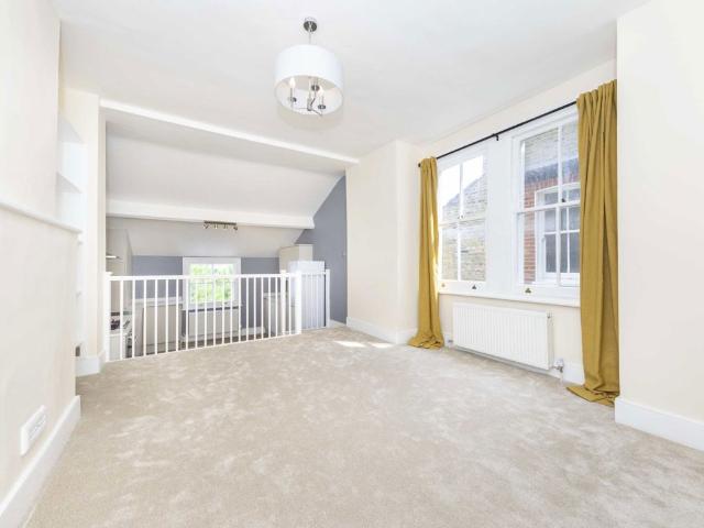Apartment for rent in Summerstown, Greater London