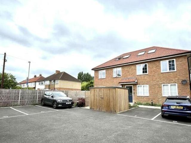 House for sale in Chessington