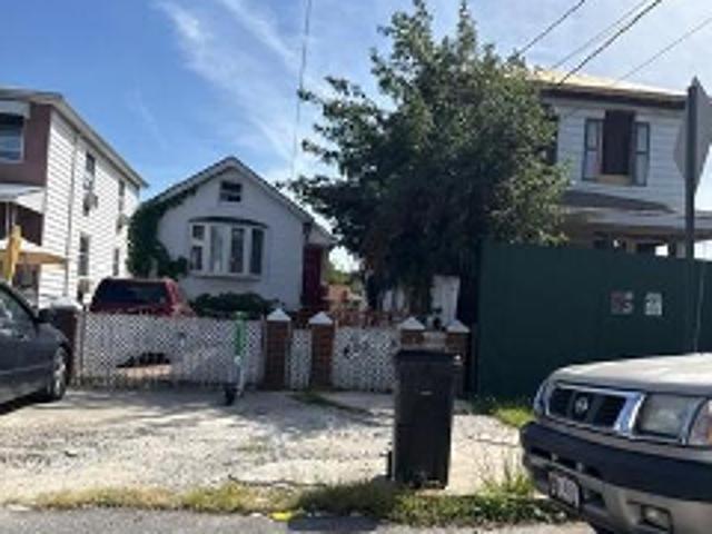 House for sale in The Bronx, Arverne