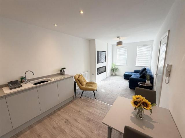 Apartment for rent in Little Neston, West Vale