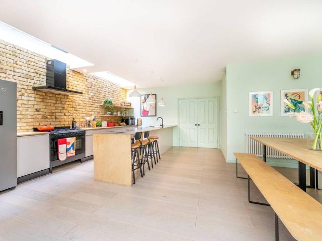 Apartment for rent in Manor Park, Greater London
