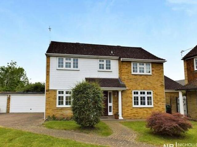 House for sale in Chessington