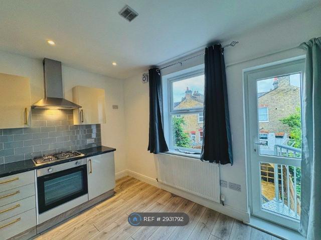 Apartment for rent in Furzedown, Greater London