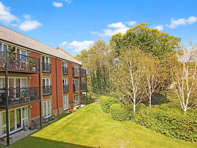 Apartment for rent in Ashlyns Estate, Pouchen End