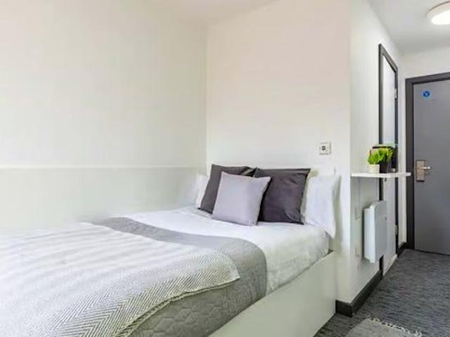 Studio for rent in Calderstones
