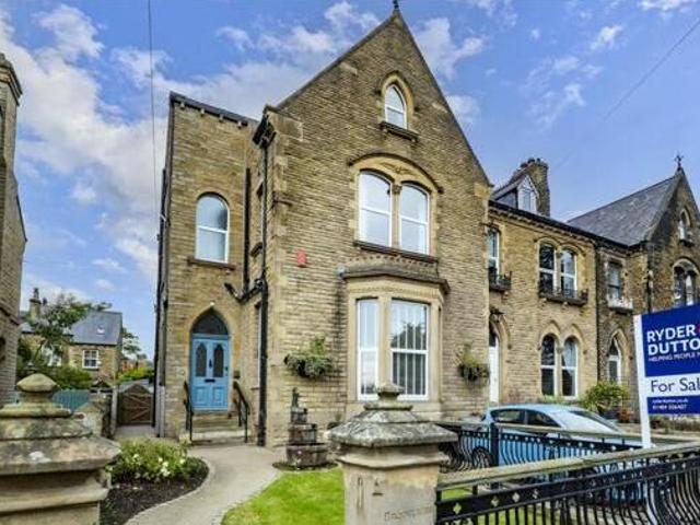 House for sale in Huddersfield, West Yorkshire