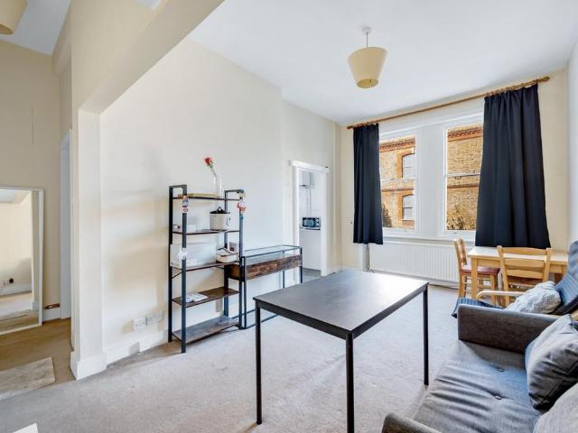 Apartment for rent in West Kensington, Greater London
