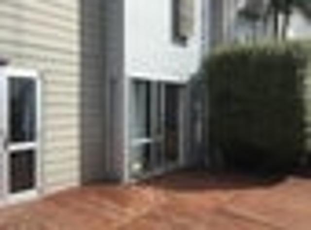 Townhouse for rent in Oratia