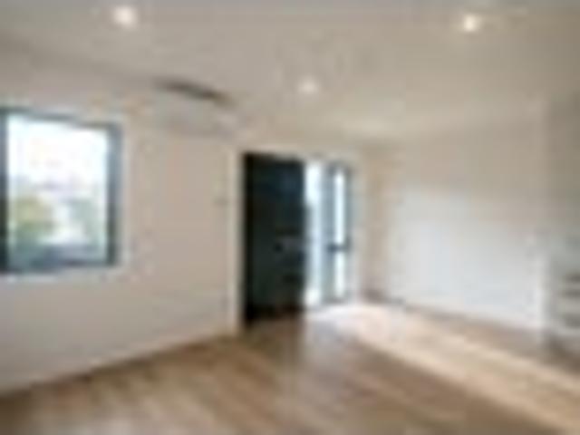 Townhouse for rent in Oratia