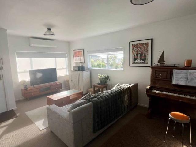 Townhouse for rent in Oratia