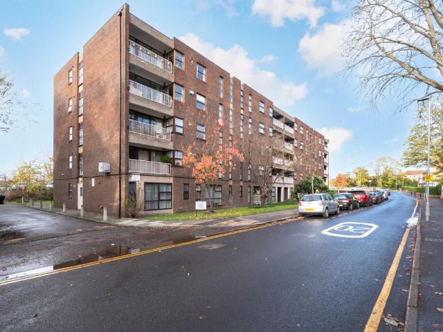 Apartment for rent in Oakhill, Greater London