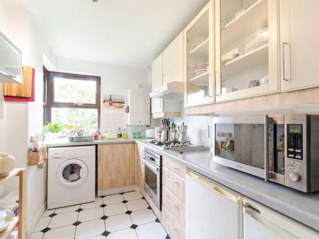 Apartment for rent in Oakhill, Greater London
