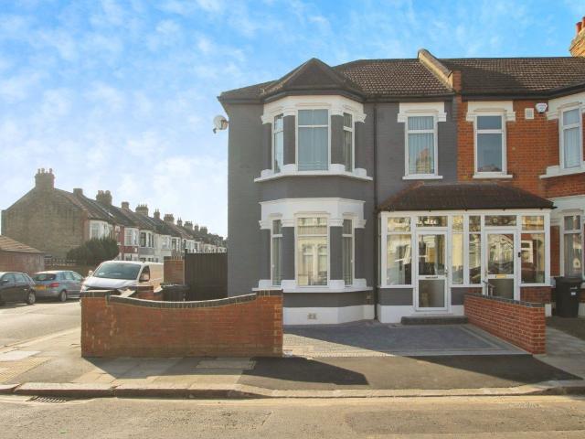 Apartment for rent in Seven Kings, Greater London
