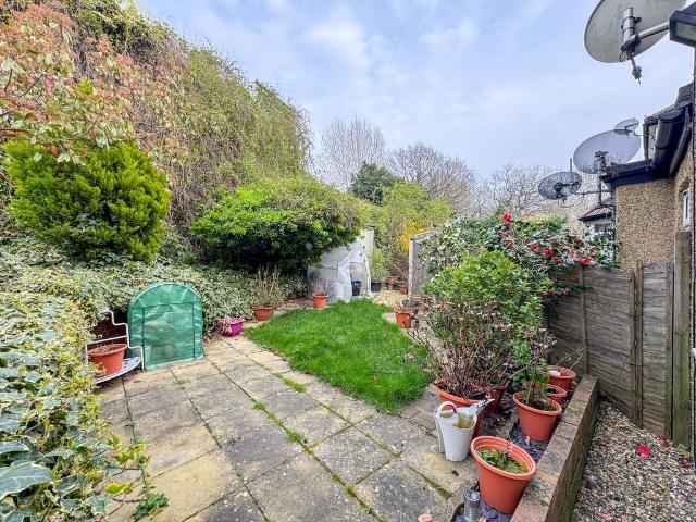 Apartment for rent in The Hale, Greater London