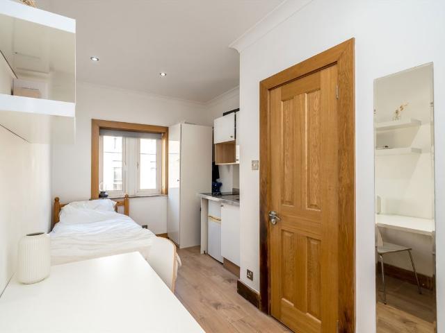 Studio for rent in Brompton, Greater London