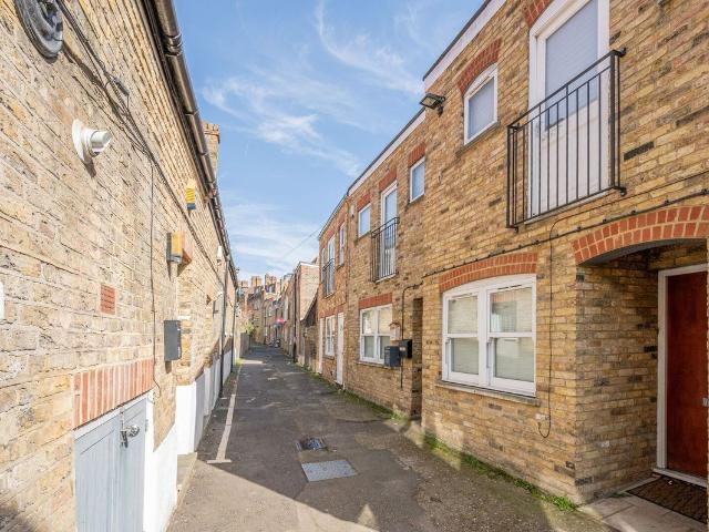 Apartment for rent in Manor Park, Greater London