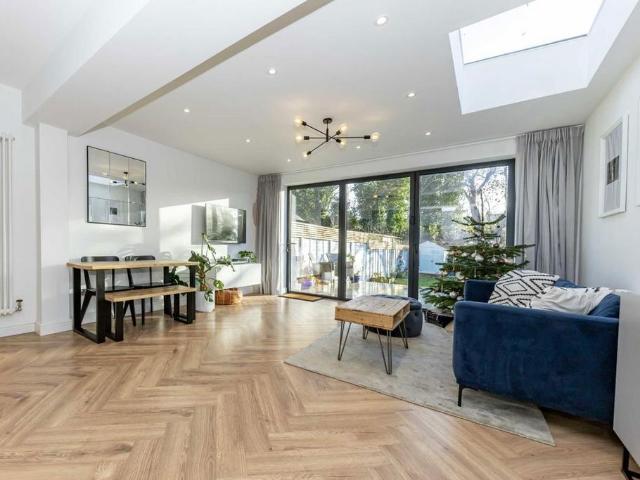 Apartment for rent in Manor Park, Greater London