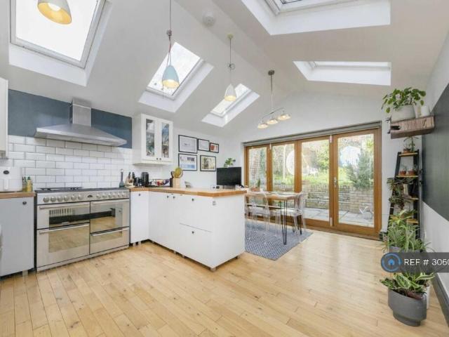Apartment for rent in Manor Park, Greater London