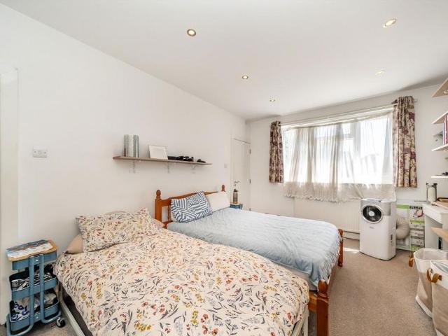 Apartment for rent in Broadfields, Greater London