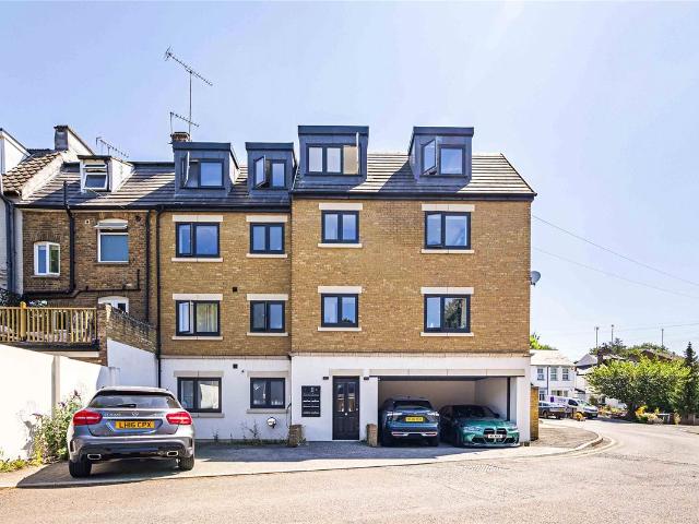 Apartment for rent in Hammerfield, Pouchen End