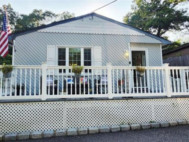 House for sale in Farmingville