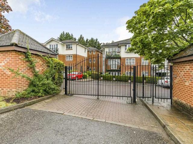 Apartment for rent in Denham, Denham Green