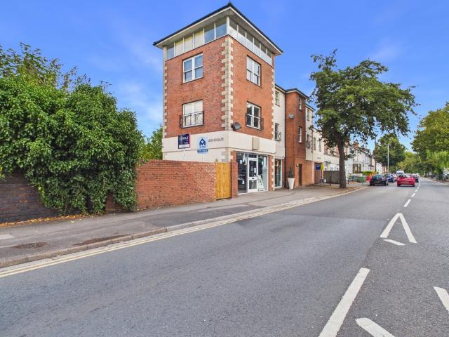 Apartment for rent in Alstone, Golden Valley