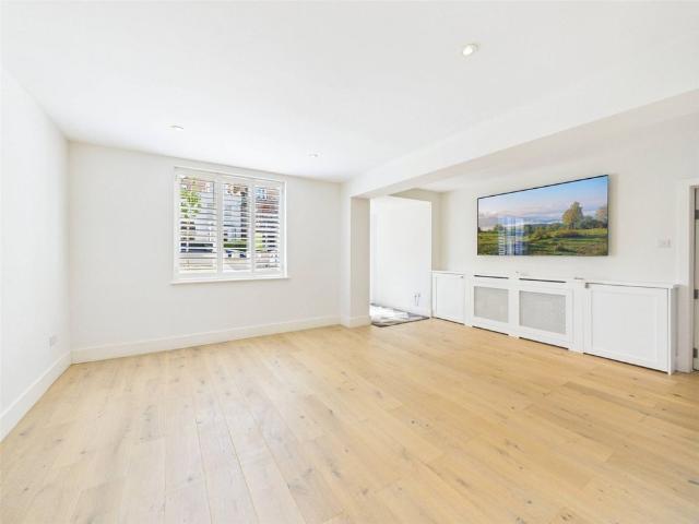 Apartment for rent in Strawberry Hill, Greater London