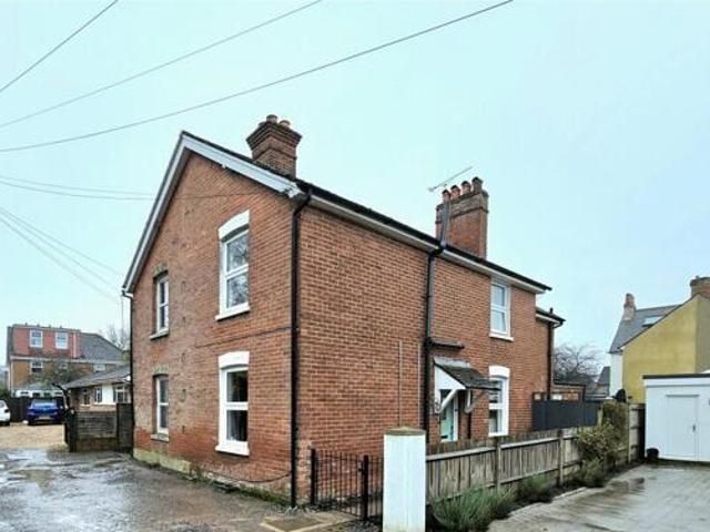 House for sale in Heol-las, Surrey