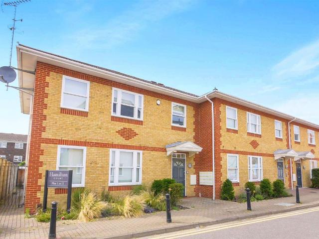 Apartment for rent in Row Town, Surrey