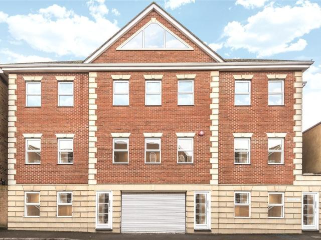 Apartment for rent in Row Town, Surrey