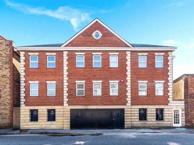 Apartment for rent in Row Town, Surrey