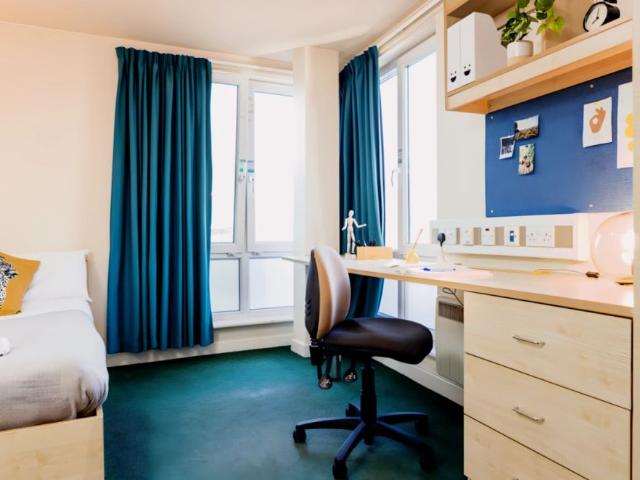 Room for rent in Hyde Park, West Yorkshire
