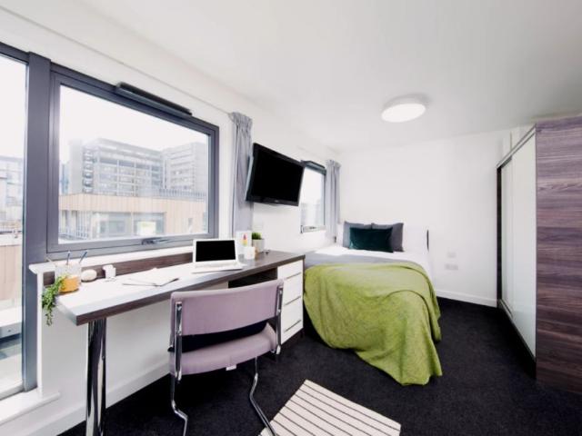 Studio for rent in Calderstones