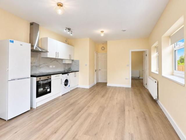 Apartment for rent in Burnt Oak, Greater London