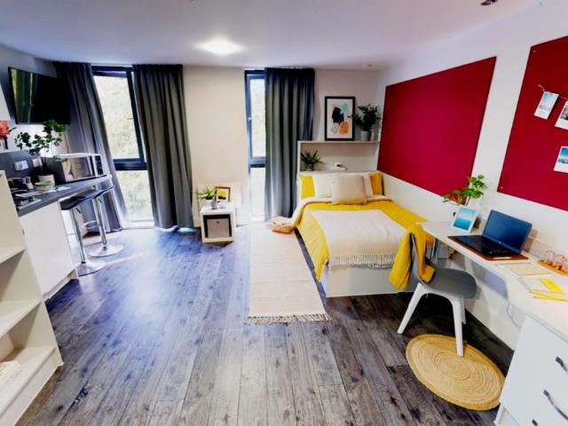 Studio for rent in Huddersfield, West Yorkshire