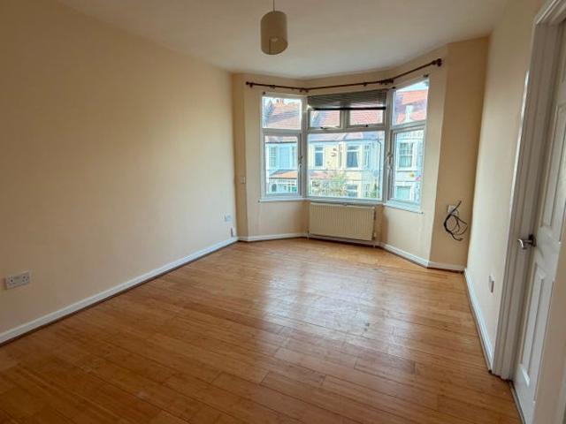 Apartment for rent in London Borough of Merton, Collier's Wood