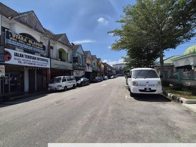 Shop for sale in Perak, Parit