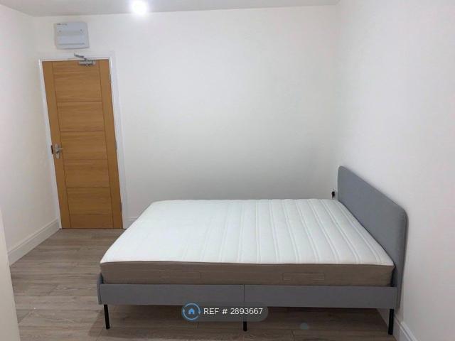 Room for rent in Seven Kings, Greater London