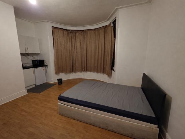 Studio for rent in Seven Kings, Greater London