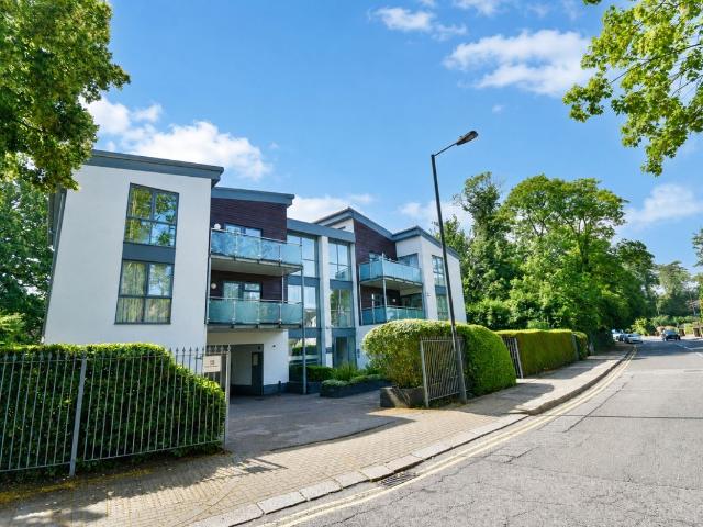 Apartment for rent in Little Stanmore, Greater London