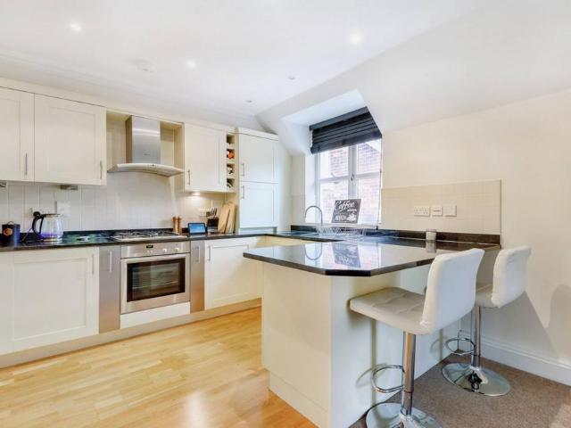 Apartment for rent in Heol-las, Surrey