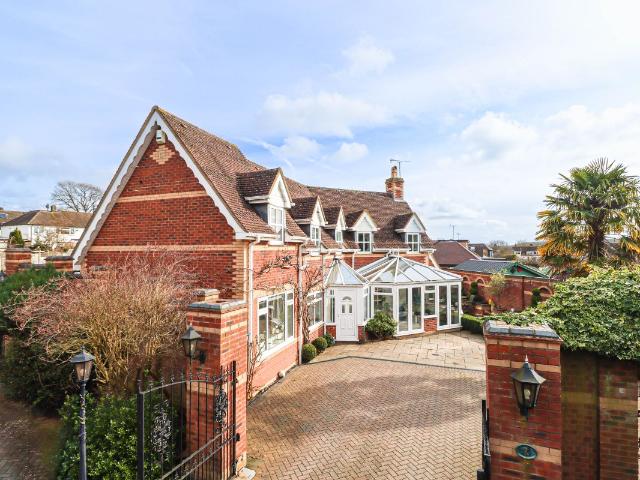 House for rent in Hatching Green, Five Acres