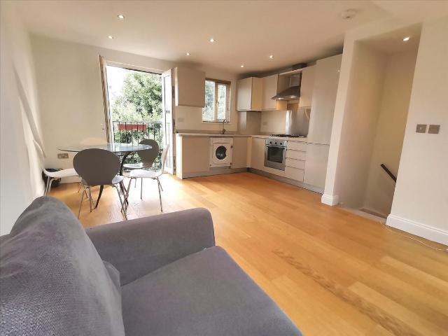 Apartment for rent in London Borough of Merton, Raynes Park