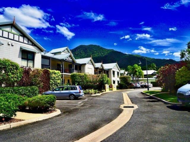 Apartment for rent in Redlynch, Queensland