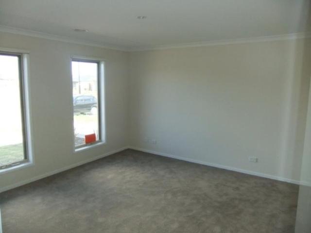 House for rent in The Avenue at Casey, Melbourne